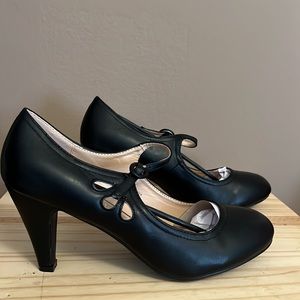NIB Chase & Chloe Kimmy Mart Janes with petal cutout, size 9